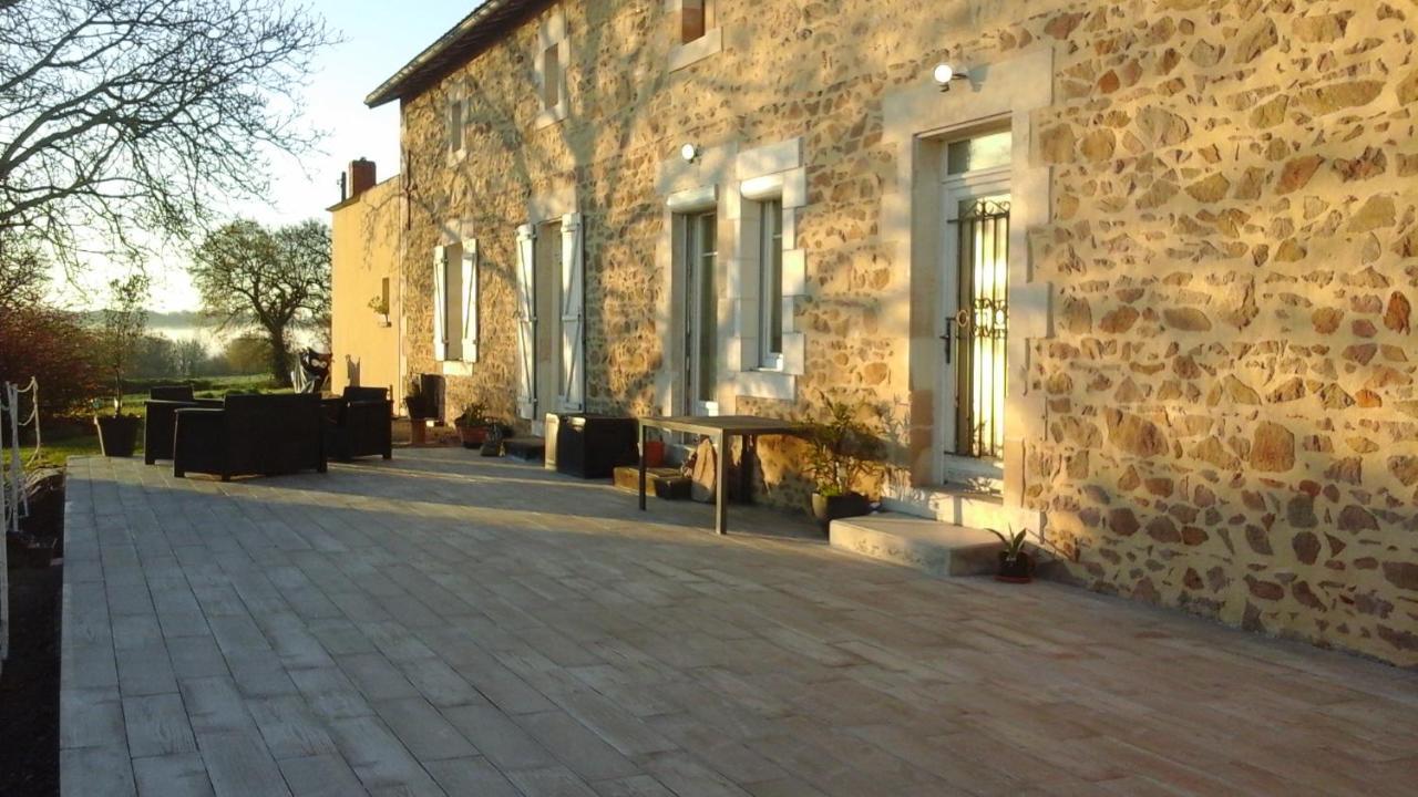 Gite Les Genets Le Vigeant Exterior photo