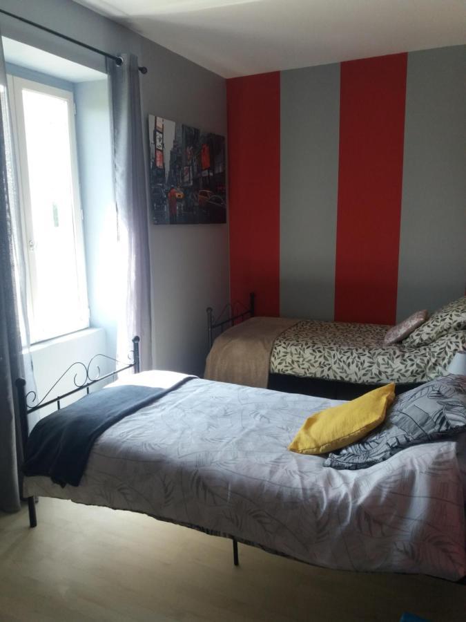 Gite Les Genets Le Vigeant Exterior photo